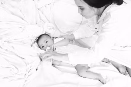 Dau den phat sot vi tac tia sua, MC xinh dep van quyet cho con bu me - Anh 9