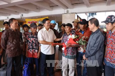 Indonesia lan dau trao tra ngu dan Viet Nam tren bien - Anh 1