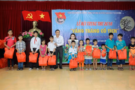 Ho Ngoc Ha ngoi pha, vuot duong xa de trao qua trung thu cho tre em Can Tho - Anh 8