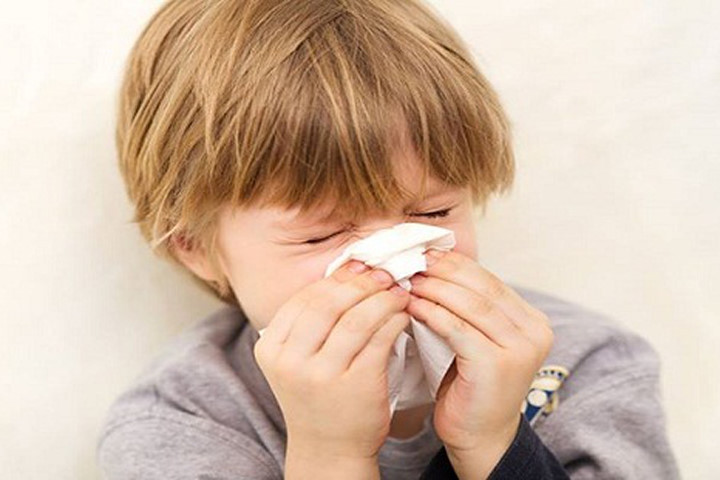 Cha mẹ cần làm gì khi trẻ thường xuyên bị sổ mũi