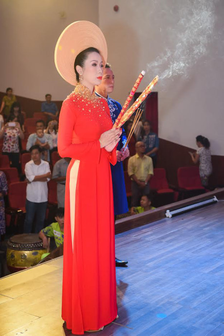 Vợ chồng Lê Bê La đưa con trai đi cúng Tổ nghề - Ảnh 1 Vo chong Le Be La dua con trai di cung To nghe - Anh 1