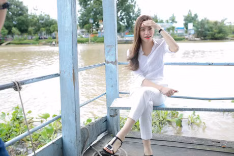 Ho Ngoc Ha ngoi pha, vuot duong xa de trao qua trung thu cho tre em Can Tho - Anh 1