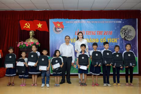 Ho Ngoc Ha ngoi pha, vuot duong xa de trao qua trung thu cho tre em Can Tho - Anh 6