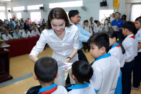 Ho Ngoc Ha ngoi pha, vuot duong xa de trao qua trung thu cho tre em Can Tho - Anh 5