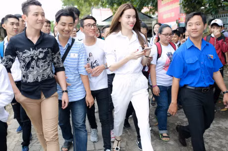 Ho Ngoc Ha ngoi pha, vuot duong xa de trao qua trung thu cho tre em Can Tho - Anh 2