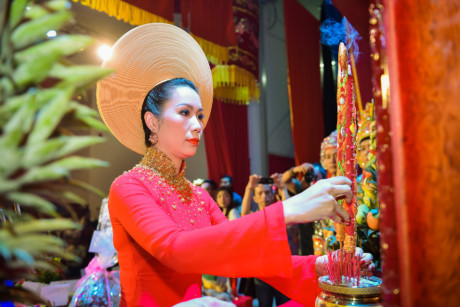 Vợ chồng Lê Bê La đưa con trai đi cúng Tổ nghề - Ảnh 2 Vo chong Le Be La dua con trai di cung To nghe - Anh 2