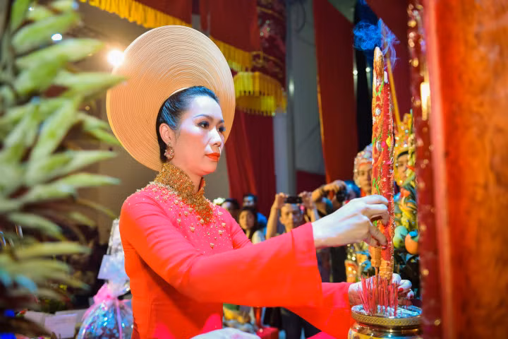 Vợ chồng Lê Bê La đưa con trai đi cúng Tổ nghề