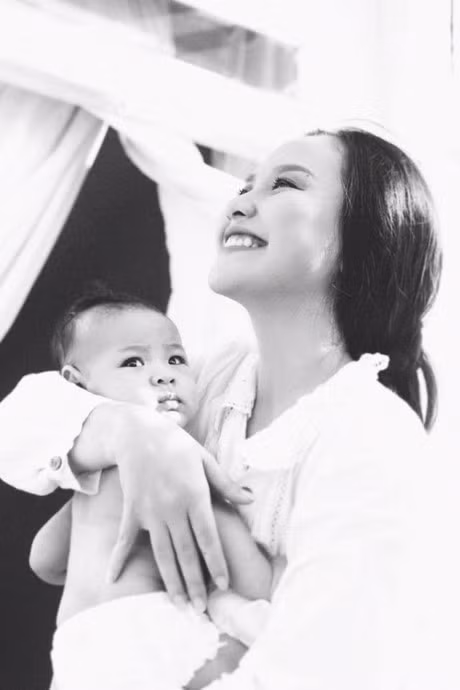 Dau den phat sot vi tac tia sua, MC xinh dep van quyet cho con bu me - Anh 6