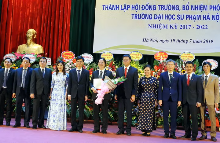 Thứ trưởng Lê Hải An trao quyết định cho Chủ tịch Hội đồng trường và 17 thành viên Hội đồng trường ra mắt tại buổi lễ. Ảnh: Việt Hà.