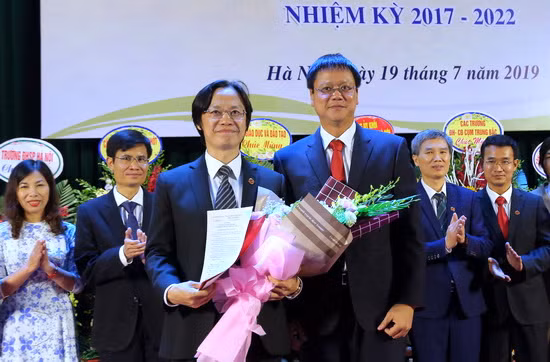 Thứ trưởng Lê Hải An trao quyết định cho PGS.TS Phùng Gia Thế Chủ tịch Hội đồng Trường ĐH Sư phạm Hà Nội 2. Ảnh: Việt Hà