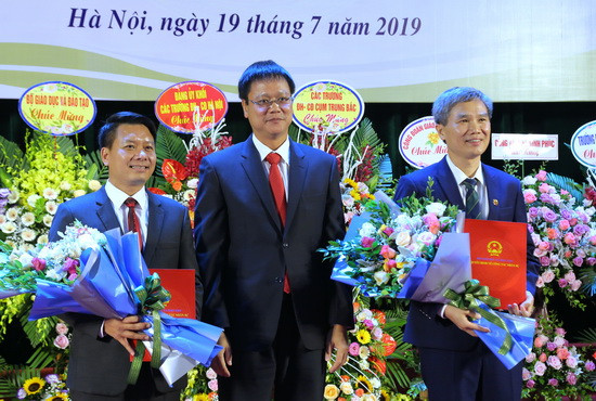 Thứ trưởng Lê Hải An trao quyết định và tặng hoa chúc mừng hai Phó Hiệu trưởng Trường ĐH Sư phạm Hà Nội 2.