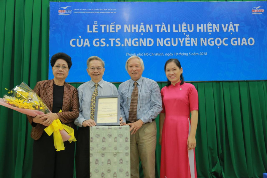 Ban giám đốc HERITIST chụp ảnh kỷ niệm cùng GS.TS.NGND Nguyễn Ngọc Giao và phu nhân