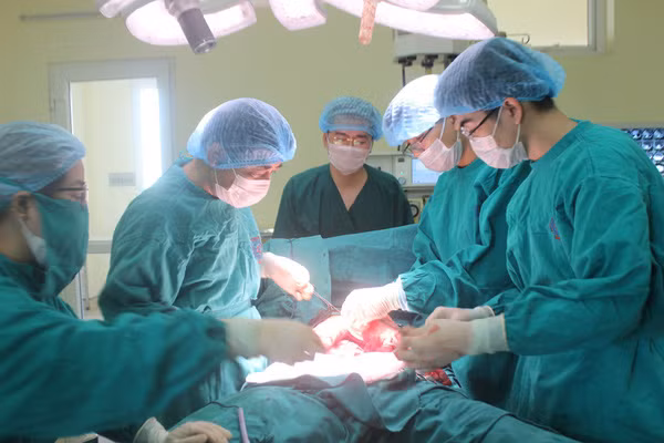 Kíp phẫu thuật cho bệnh nhân Th.