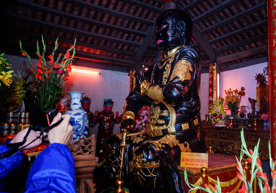 Tượng Huyền Thiên Trấn Vũ nặng 4 tấn, cao 3,96 m, là một trong những bức tượng nguyên khối lớn nhất Việt Nam, đồng thời cũng là một trong những đỉnh cao của nghệ thuật đúc đồng nước ta thời xưa. Trong văn hóa phương Đông, Huyền Thiên Trấn Vũ là vị thánh cai quản phương Bắc. Từ xa xưa, người Việt đã có tục thờ Trấn Vũ. Làng Ngọc Trì (nay là phường Thạch Bàn, quận Long Biên) là một trong những địa danh thờ ngài.