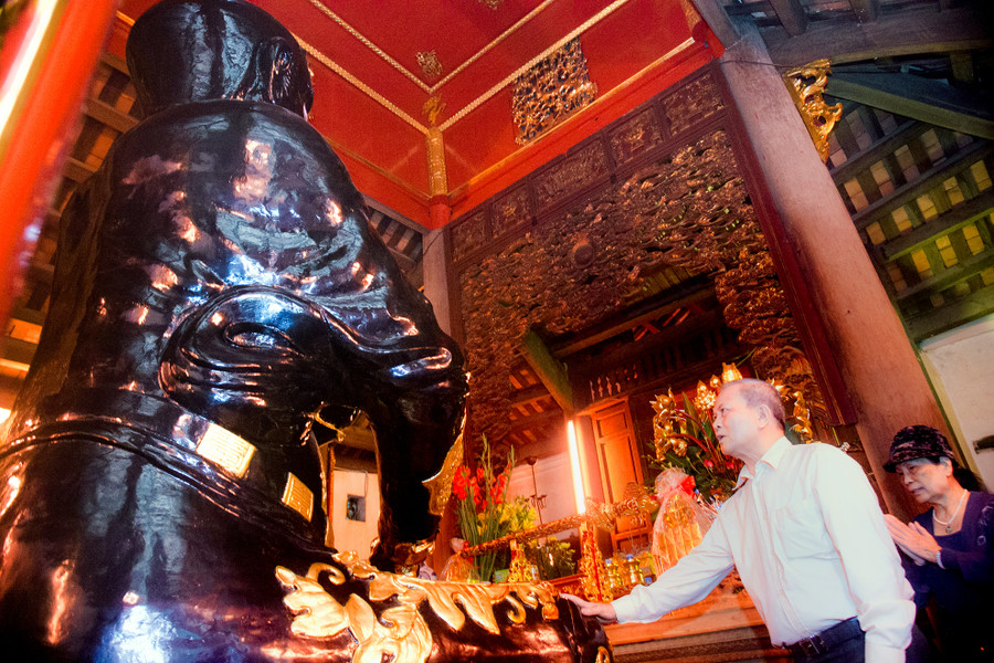 Theo PGS.TS Trần Lâm Biền, phần lớn các khu vực gần đê sông Hồng đều có đền thờ Huyền Thiên Trấn Vũ với mục đích để cầu mưa thuận gió hòa, trị thủy hoặc tiêu thủy.