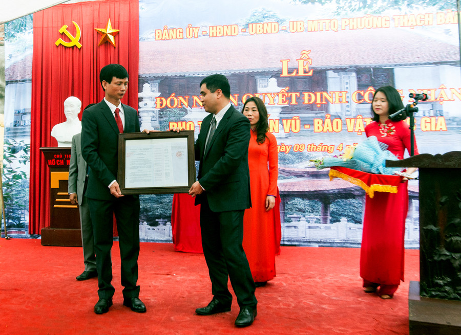 Sáng 9/4, nhân dịp lễ hội, Cục phó cục Di sản (bên phải) đã trao Quyết định công nhận pho tượng Trấn Vũ là Bảo vật quốc gia cho lãnh đạo phường Thạch Bàn.