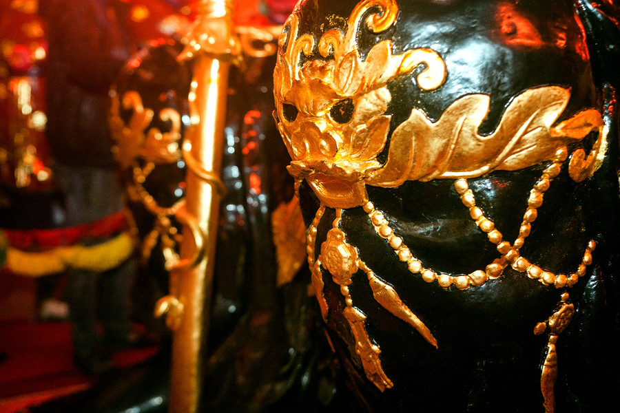 Phần đấu gối bức tượng là hoa văn hổ phủ tinh xảo được thiếp vàng.