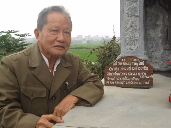 Kỳ lại người đàn ông sống trong nghĩa địa, dựng "vườn địa đàng" tặng vợ quá cố