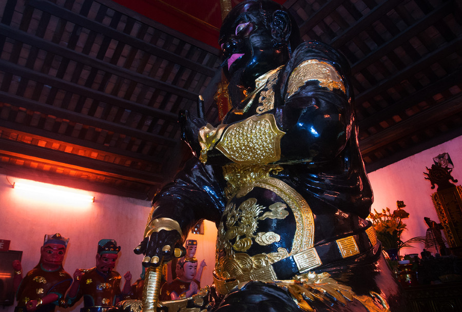 Mình khoác áo giáp chiến bào với những hoa văn tinh xảo. Để đảm bảo cho bức tượng có tính thẩm mỹ cao, năm 2005, ban quản lý di tích đã cho phủ sơn màu đen và thiếp vàng các đường nét hoa văn bên ngoài.