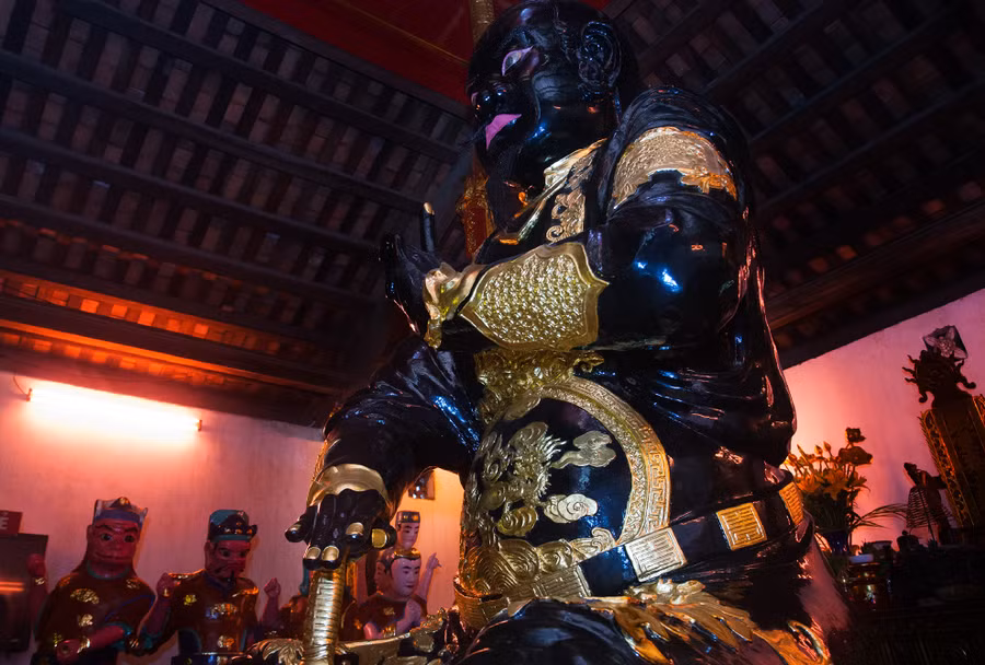 Mình khoác áo giáp chiến bào với những hoa văn tinh xảo. Để đảm bảo cho bức tượng có tính thẩm mỹ cao, năm 2005, ban quản lý di tích đã cho phủ sơn màu đen và thiếp vàng các đường nét hoa văn bên ngoài.