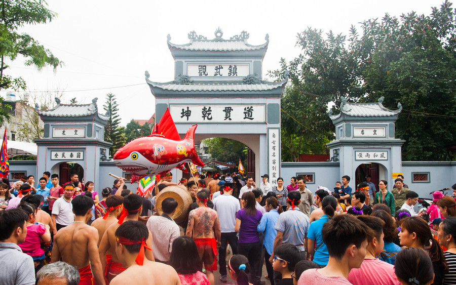 Mùng 3/3 âm lịch hàng năm, lễ hội đền Trấn Vũ, phường Thạch Bàn, quận Long Biên (Hà Nội) diễn ra. Tại đây đang lưu giữ bức tượng đồng Huyền Thiên Trấn Vũ có niên đại từ năm 1802.