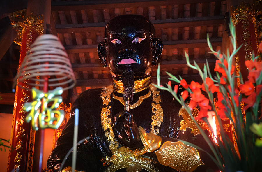 Tượng Huyền Thiên Trấn Vũ được tạc trong dung mạo một đạo sĩ, mặt vuông chữ điền, nghiêm nghị để râu dài.