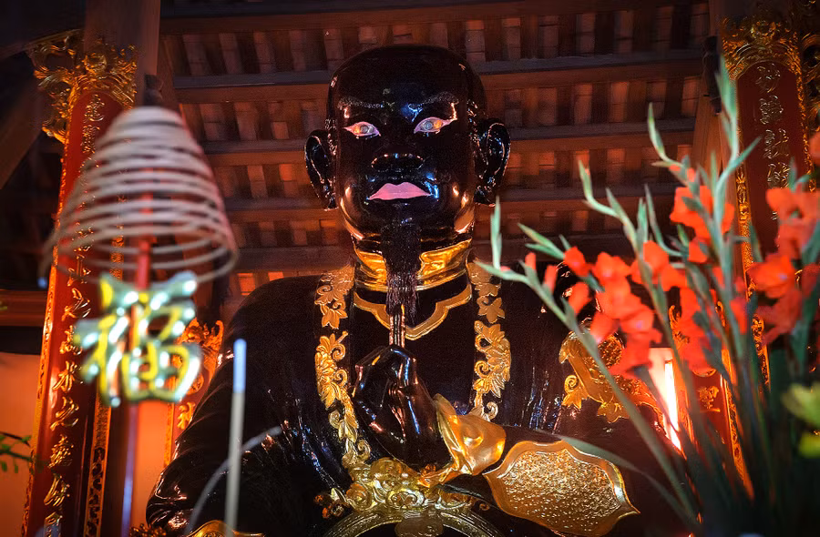 Tượng Huyền Thiên Trấn Vũ được tạc trong dung mạo một đạo sĩ, mặt vuông chữ điền, nghiêm nghị để râu dài.