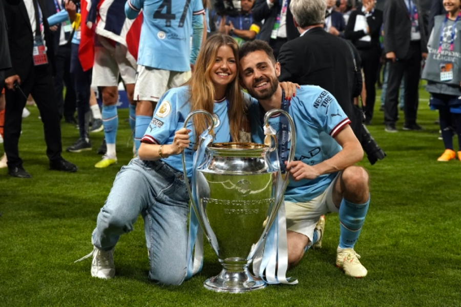 Tiền vệ Bernardo Silva và vợ Ines Tomaz rạng rỡ cùng chiếc cúp vĩ đại nhất của bóng đá châu Âu cấp câu lạc bộ. Tiền vệ Bernardo Silva và vợ Ines Tomaz rạng rỡ cùng chiếc cúp vĩ đại nhất của bóng đá châu Âu cấp câu lạc bộ.