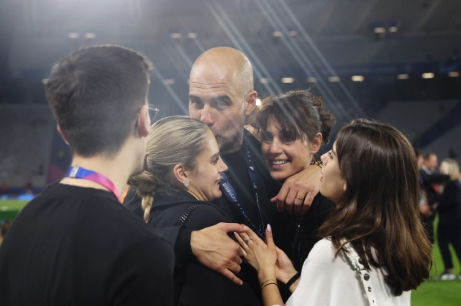 HLV Pep Guardiola chia sẻ niềm vui với vợ Cristina Serra và con gái Maria Guardiola sau khi Man City vô địch Champions League. HLV Pep Guardiola chia sẻ niềm vui với vợ Cristina Serra và con gái Maria Guardiola sau khi Man City vô địch Champions League.