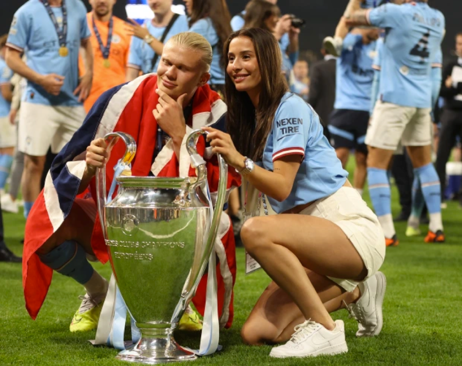 Cỗ máy ghi bàn Erling Haaland và bạn gái Isabel Haugseng Johansen tạo dáng với chiếc Cup Champions League. Cỗ máy ghi bàn Erling Haaland và bạn gái Isabel Haugseng Johansen tạo dáng với chiếc Cup Champions League.