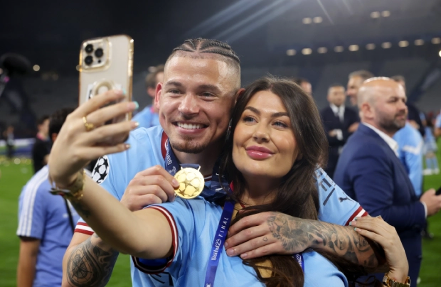 Benchman Kalvin Phillips cùng tham gia ăn mừng với bạn gái Ashleigh Behan. Benchman Kalvin Phillips cùng tham gia ăn mừng với bạn gái Ashleigh Behan.