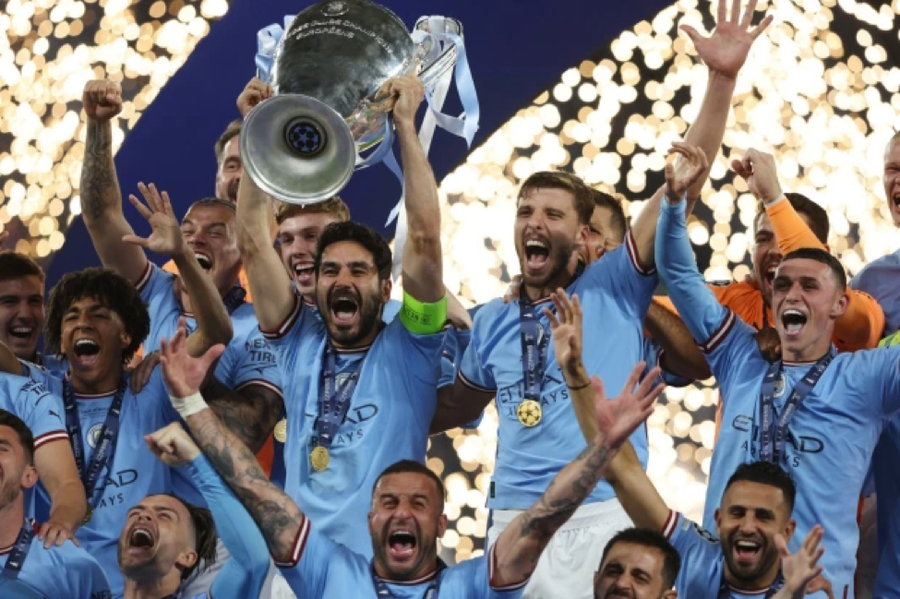 Thủ quân Ilkay Gundogan nâng cao cúp vô địch Champions League. Thủ quân Ilkay Gundogan nâng cao cúp vô địch Champions League.