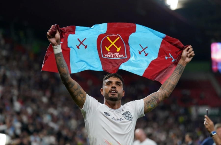 Emerson Palmieri là cầu thủ đầu tiên vô địch cả 5 giải đấu lớn của UEFA.