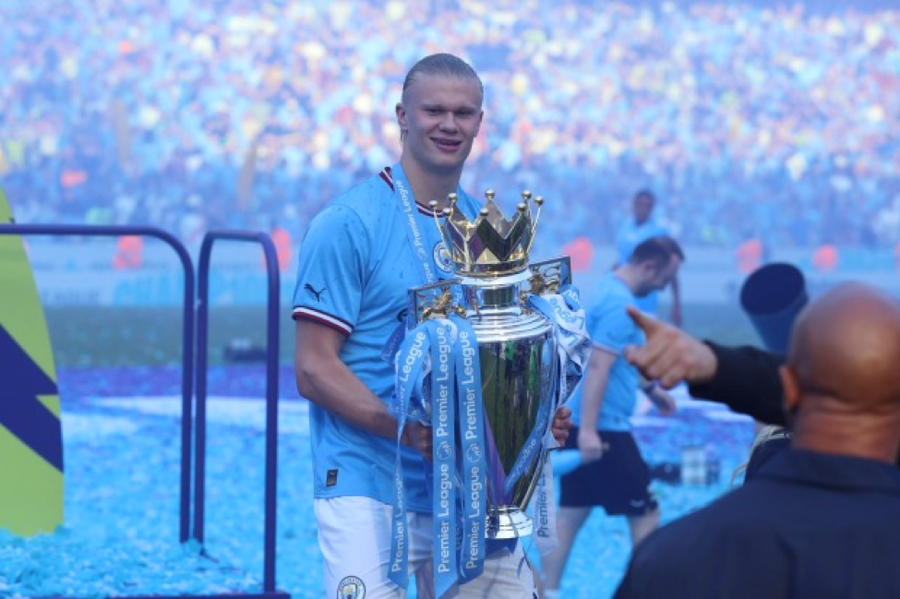 Erling Haaland với chiếc cúp vô địch Champions League. Erling Haaland với chiếc cúp vô địch Champions League.