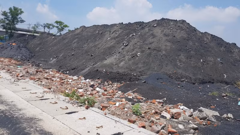 Núi chất thải được Công ty TNHH Ngọc Thiên chuyển sang khuôn viên của Công ty Cổ phần Thương mại Tuấn Kiệt Hưng Yên để san lấp mặt bằng.