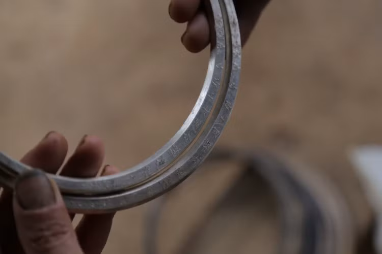 Chiếc vòng cổ bằng bạc mà ông Cát đang hoàn thiện cho khách hàng.