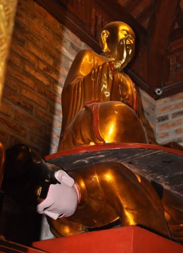 Tượng vua sám hối (đã phấn lại) được coi là “dị tượng” độc nhất vô nhị.