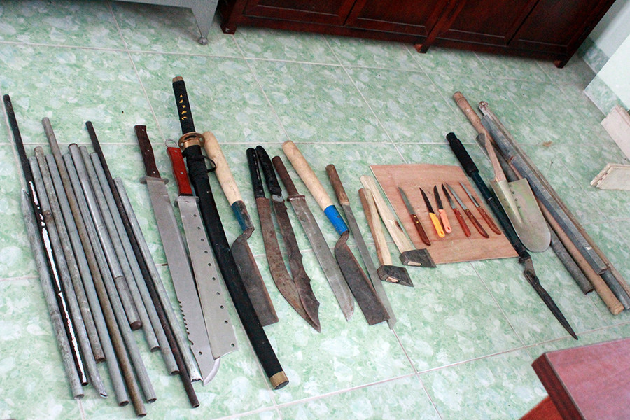 Hung khí các đối tượng chuẩn bị cho cuộc quyết chiến được công an thị xã Thuận An thu giữ