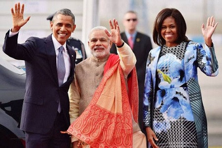 Thủ tướng Ấn Độ Modi (giữa) tiếp đón Tổng thống Mỹ Barack Obama tại sân bay sáng 25/1 (Ảnh:
