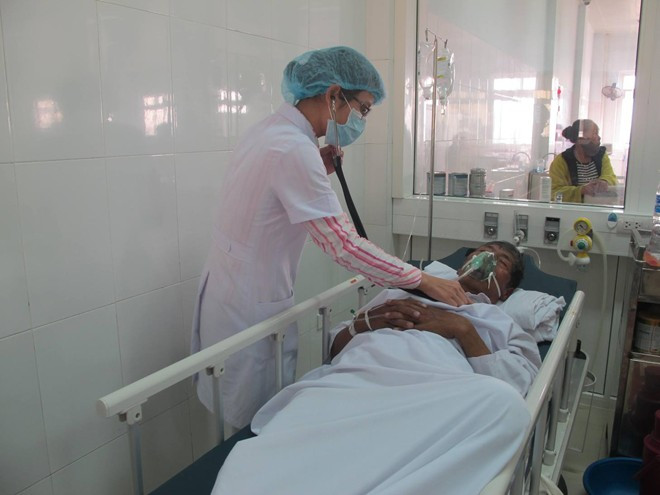 Ông Tứ bị nặng nhất và vẫn phải thở máy. Ông Tứ bị nặng nhất hiện vẫn đang phải thở máy. Các y tá đang thăm khám cho bệnh nhân này.