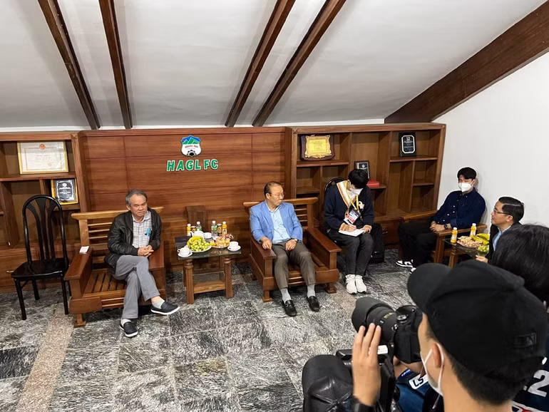 Bầu Đức tiếp huấn luyện viên trưởng tuyển Việt Nam Park Hang-seo.