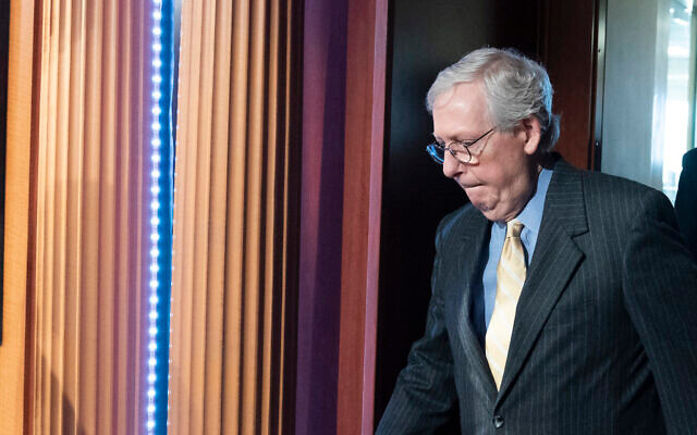 Lãnh đạo phe thiểu số tại Thượng viện Mitch McConnell đến trao đổi với phóng viên về kế hoạch viện trợ bổ sung cho Ukraine. Ảnh: AP. Lãnh đạo phe thiểu số tại Thượng viện Mitch McConnell đến trao đổi với phóng viên về kế hoạch viện trợ bổ sung cho Ukraine. Ảnh: AP.