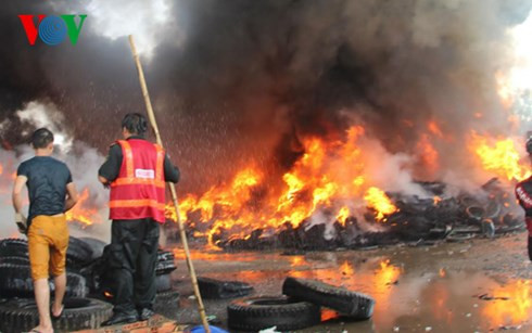 chay lon tai kho chua lop xe phe lieu rong hon 1.000m2 hinh 0