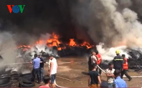 chay lon tai kho chua lop xe phe lieu rong hon 1.000m2 hinh 1