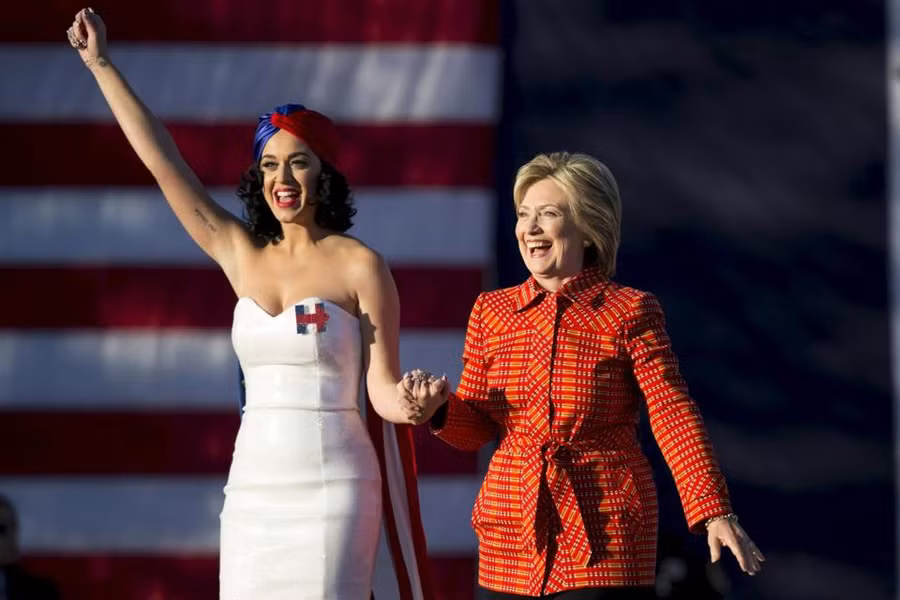 Nữ ca sĩ Katy Perry xuất hiện trong chiến dịch tranh cử của bà Clinton tại Iowa. Nữ ca sĩ Katy Perry xuất hiện trong chiến dịch tranh cử của bà Clinton tại Iowa.