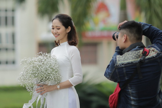 Sinh viên ngành Báo chí - Truyền thông thực hành học phần ảnh báo chí. Sinh viên ngành Báo chí - Truyền thông thực hành học phần ảnh báo chí.