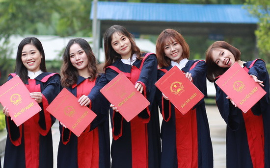 Niềm vui của sinh viên K13 Khoa Báo chí truyền thông và Văn học với tấm bằng cử nhân Niềm vui của sinh viên K13 Khoa Báo chí truyền thông và Văn học với tấm bằng cử nhân