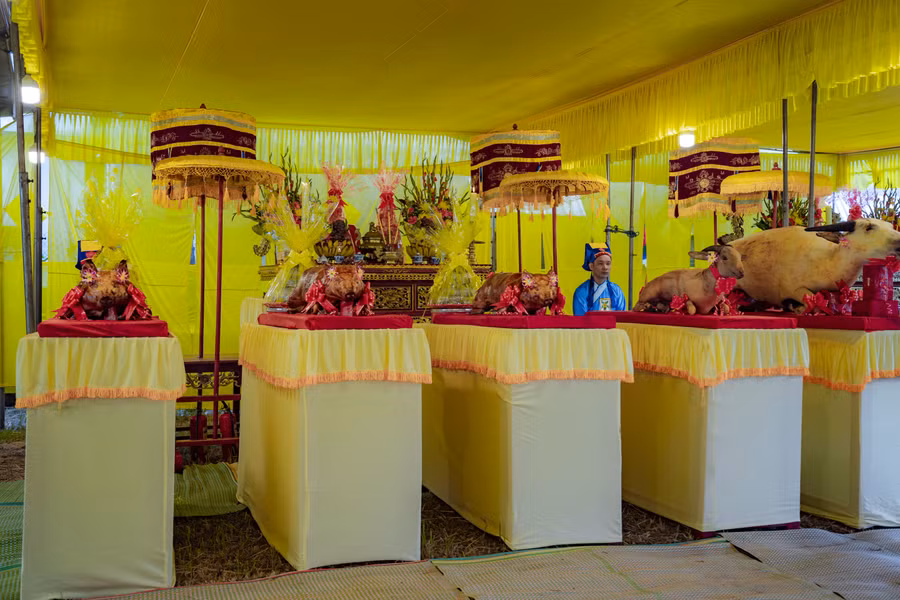 Lễ tế được tổ chức với nhiều lễ vật gồm trâu, dê, lợn, rượu, gạo, vàng bạc, đèn hương,... cùng đầy đủ các bài vị của Thổ công, bài vị của nam phụ lão ấu, binh sĩ.