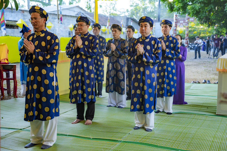 Ông Hoàng Việt Trung - Giám đốc Trung tâm Bảo tồn Di tích Cố đô Huế (đứng đầu) làm chủ lễ tế. Ông Hoàng Việt Trung - Giám đốc Trung tâm Bảo tồn Di tích Cố đô Huế (đứng đầu) làm chủ lễ tế.