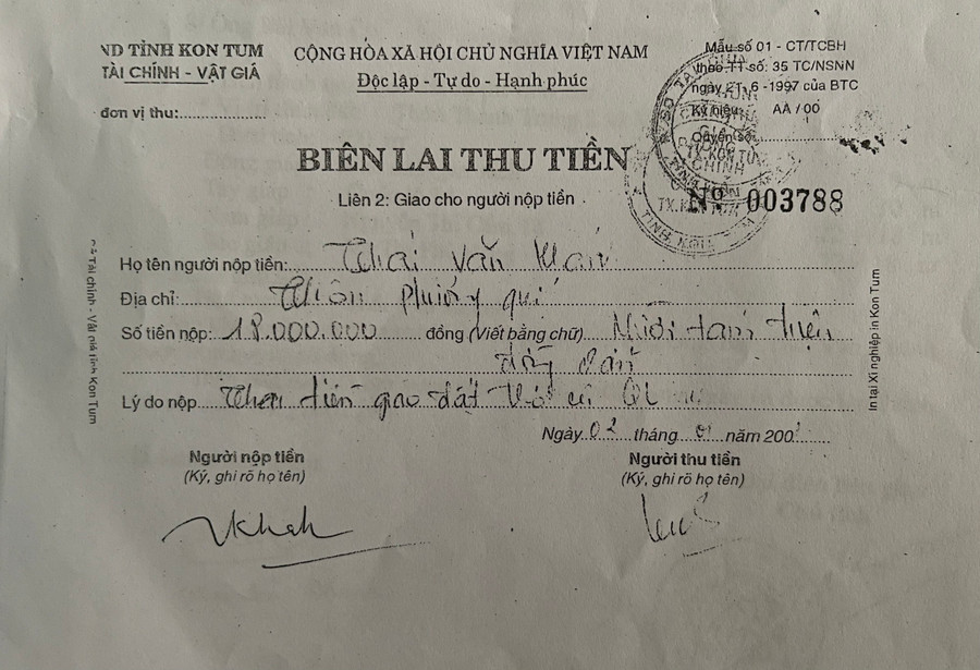 Biên lai thu tiền 2 lô đất mà người dân đóng cho UBND xã Vinh Quang năm 2001.